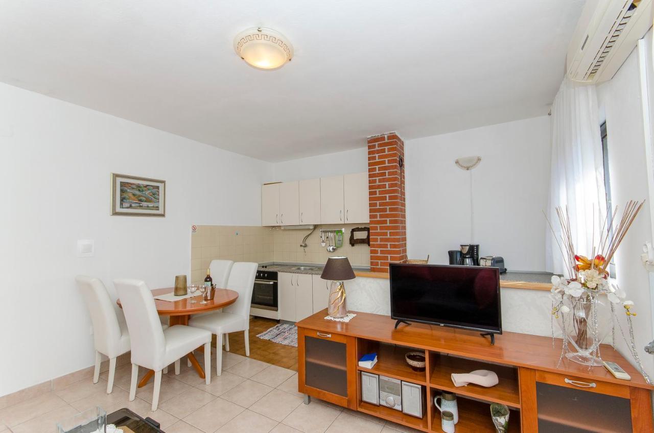 Apartments Derado Supetar Exterior photo